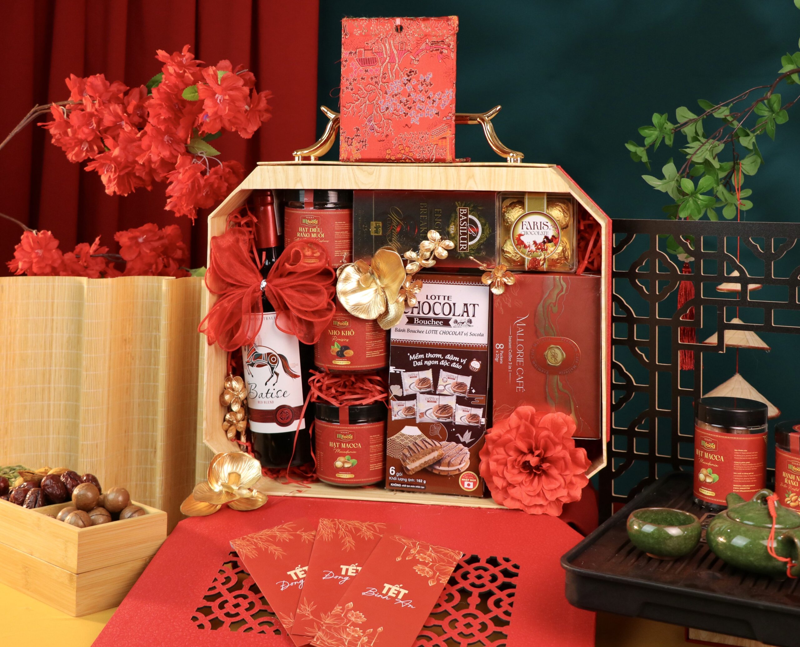 Giỏ quà Tết cao cấp gồm rượu vang đỏ và bánh kẹo sang trọng làm quà biếu đối tác